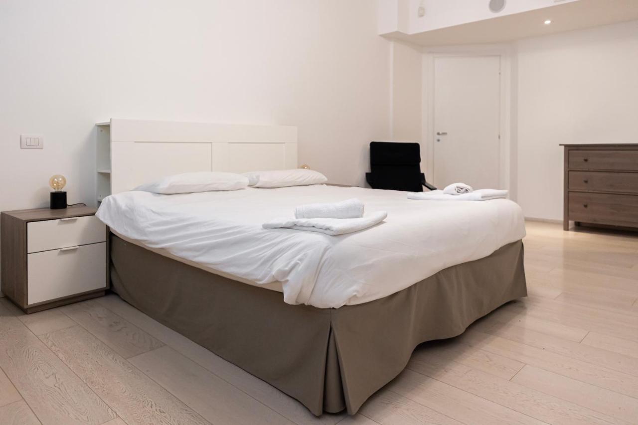 Elegante E Spazioso Quadrilocale In Porta Venezia Milan Luaran gambar